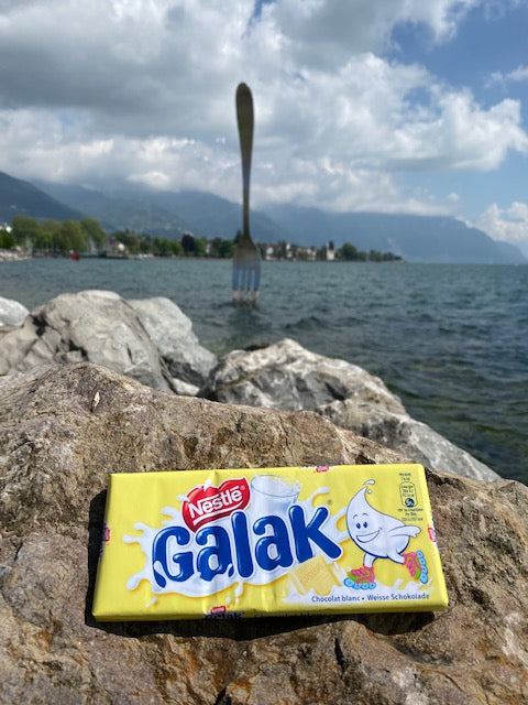 nestle galak weisse schokolade in vevey am genfersee mit gabel im see